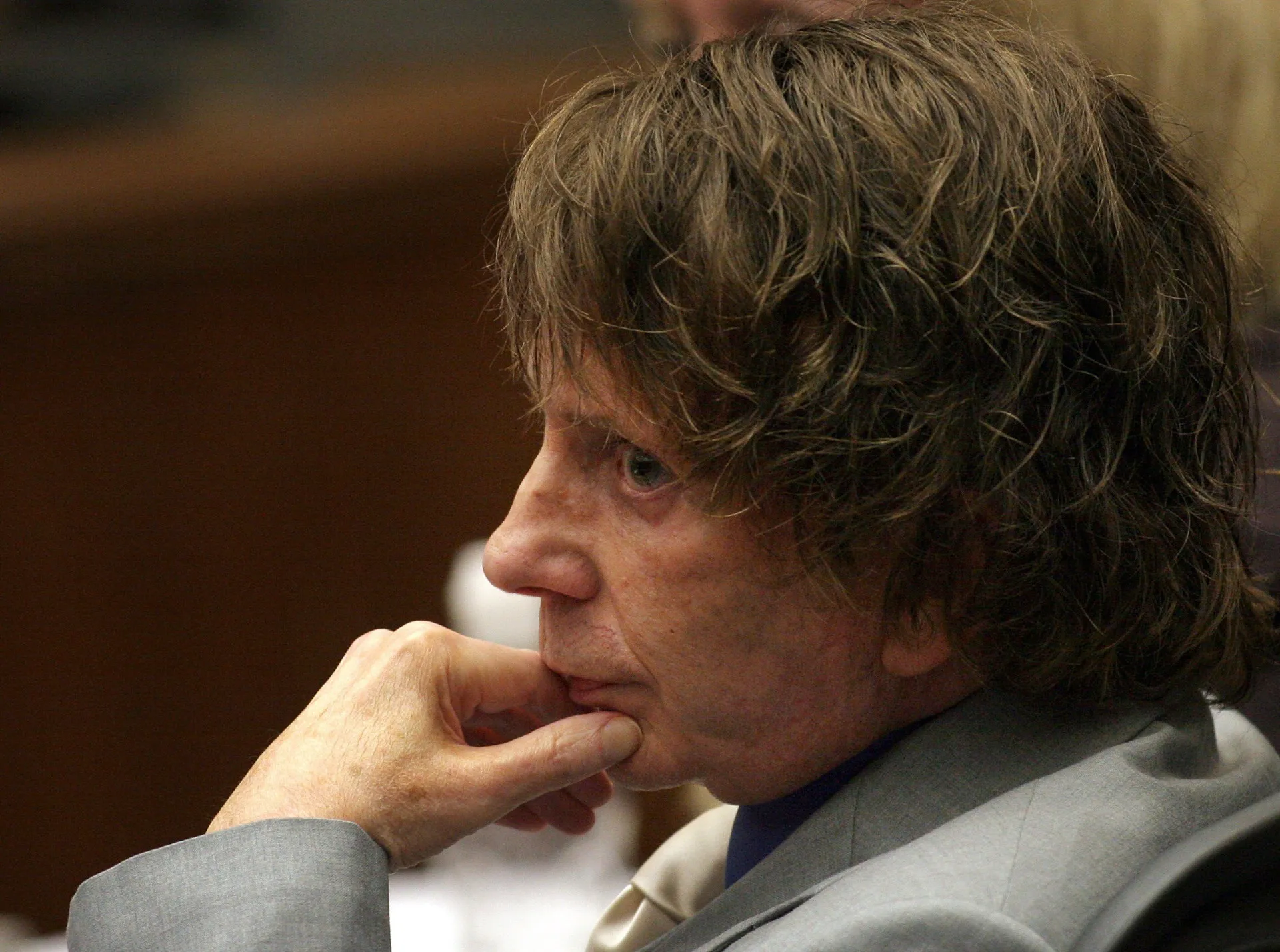 O produtor musical Phil Spector em uma foto de registro policial, com uma aparência perturbadora.