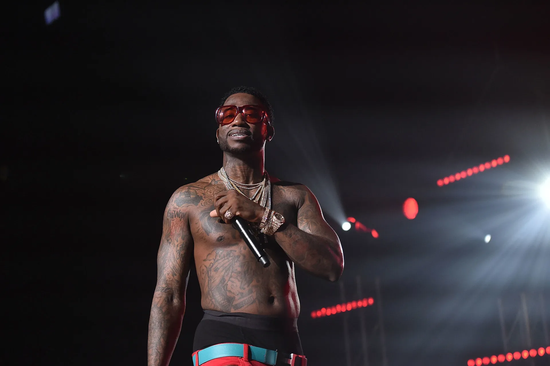 O rapper Gucci Mane com seu estilo extravagante, cheio de joias.