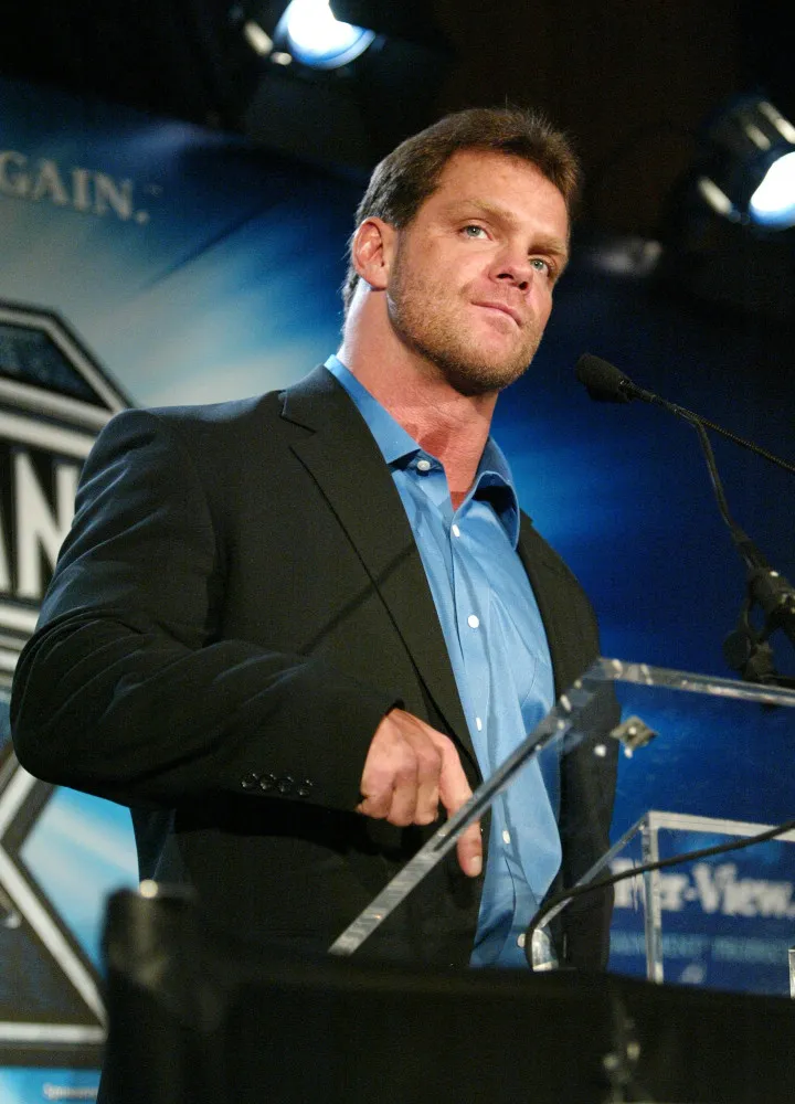 O lutador profissional Chris Benoit durante uma luta, com uma expressão intensa.