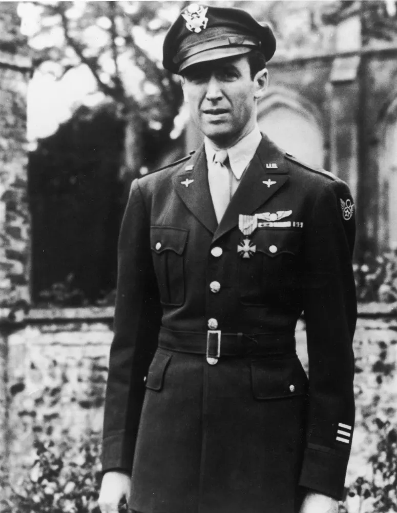 O lendário ator de Hollywood James Stewart com seu sorriso carismático.