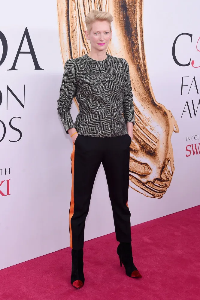 Tilda Swinton em um evento de gala, com um look minimalista e andrógino que é sua marca registrada.