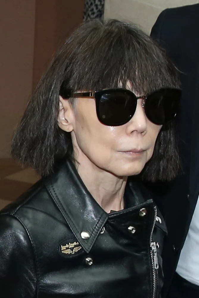 A designer japonesa Rei Kawakubo, fundadora da Comme des Garçons, com seu estilo minimalista e conceitual.