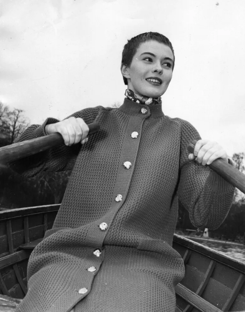 A atriz Jean Seberg com seu corte de cabelo pixie e uma roupa de estilo 'boyish', um ícone da New Wave francesa.