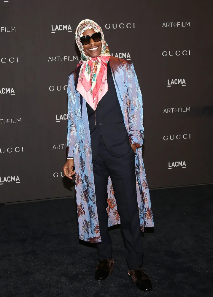 O rapper A$AP Rocky com um look extravagante, incluindo um lenço de seda estampado na cabeça.