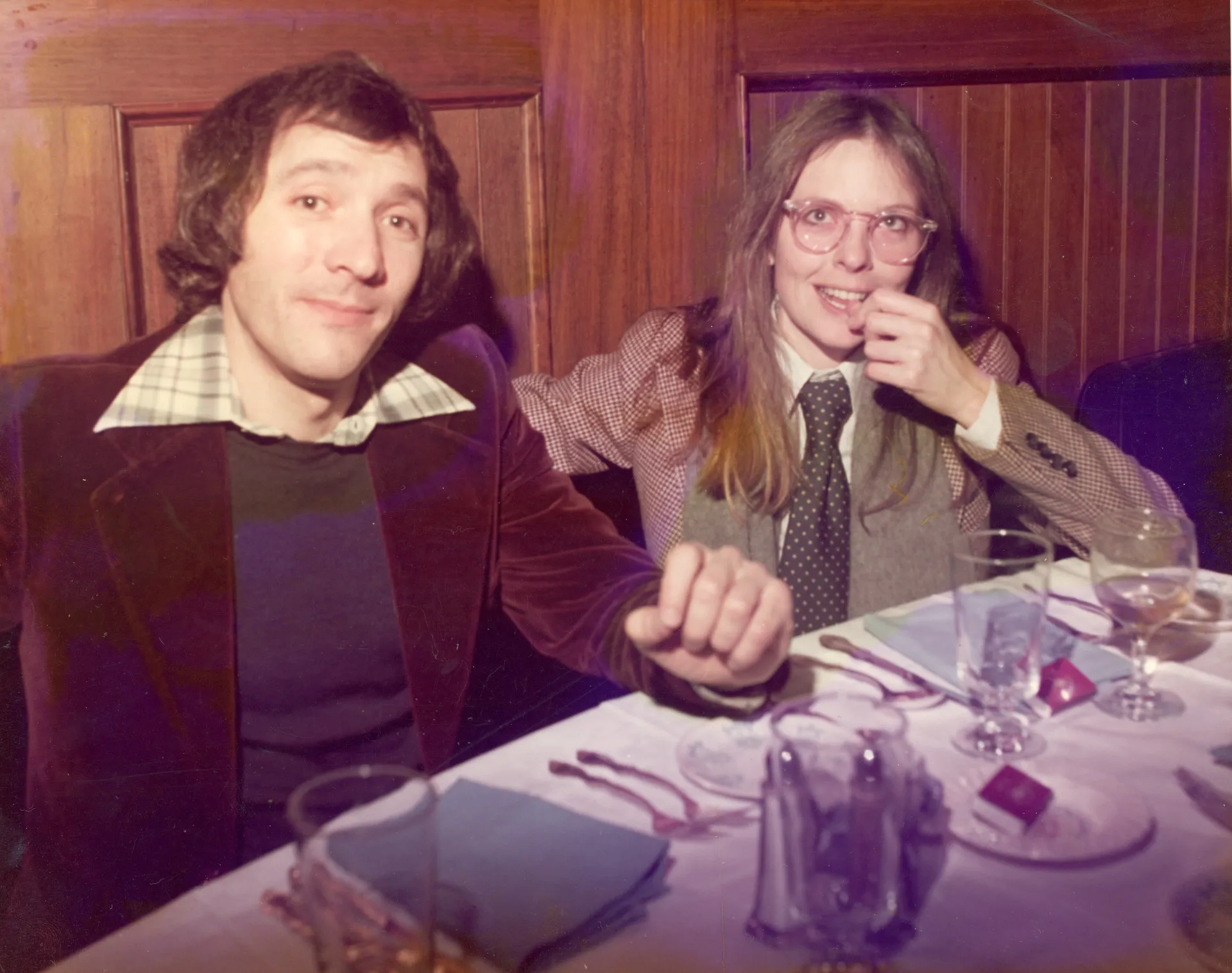 Diane Keaton com seu visual característico, usando um chapéu-coco, gravata e colete.
