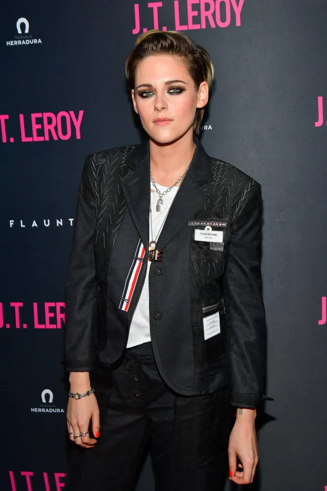 Kristen Stewart no tapete vermelho com um look sofisticado e andrógino da Chanel.