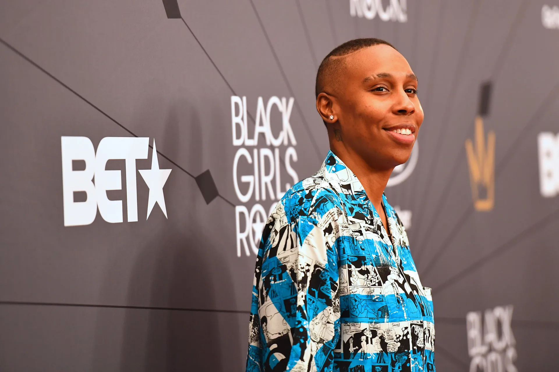 A atriz e roteirista Lena Waithe com um look estampado e cheio de camadas, mostrando seu estilo único.