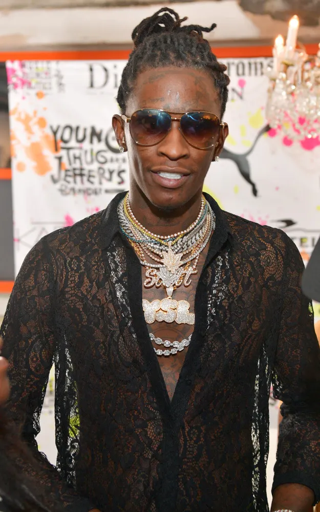 O rapper Young Thug na capa de seu álbum 'Jeffery', usando um elaborado vestido azul de Alessandro Trincone.