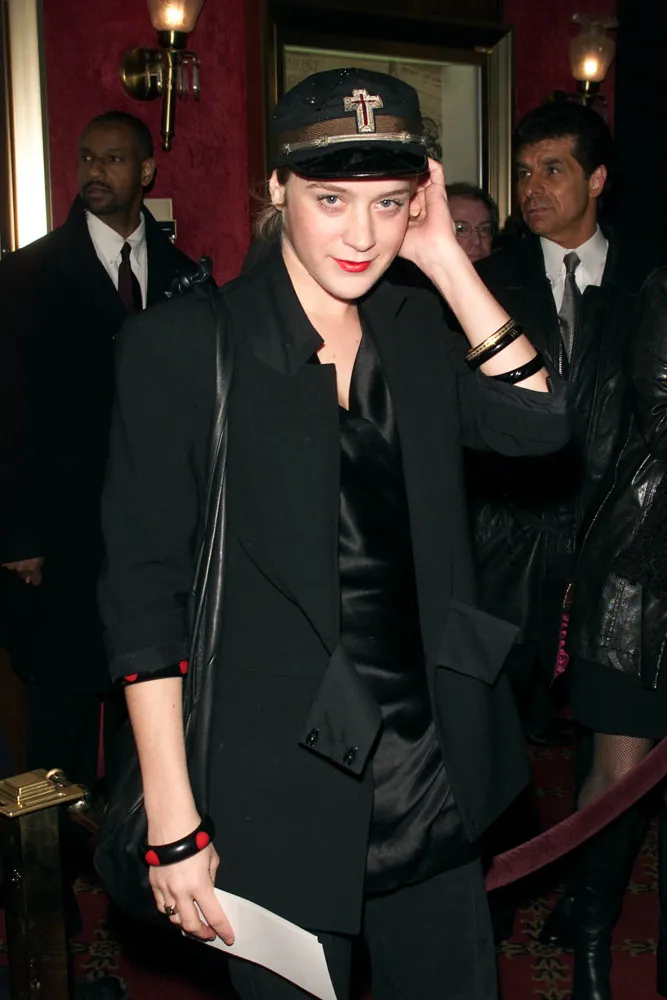 A atriz Chloë Sevigny nos anos 90, com um visual despojado e 'boyish' que a tornou uma 'it girl'.