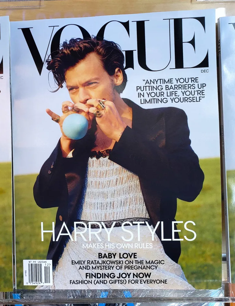 Harry Styles na capa histórica da revista Vogue, usando um vestido Gucci e um paletó preto.