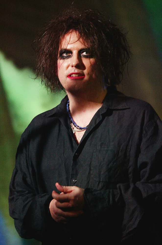 Robert Smith, vocalista do The Cure, com seu visual gótico característico: cabelo bagunçado, batom borrado e delineador.