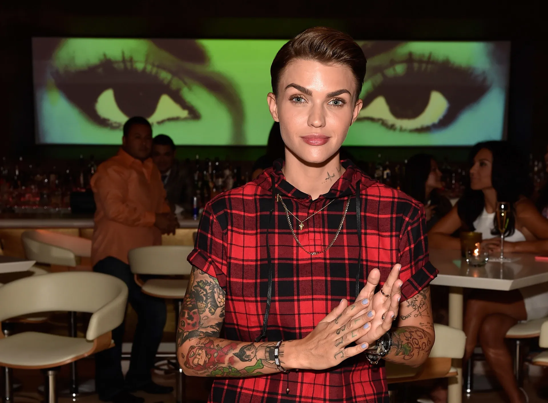 Ruby Rose, ex-estrela de 'Batwoman', com um visual neutro, privilegiando peças como ternos e camisetas.