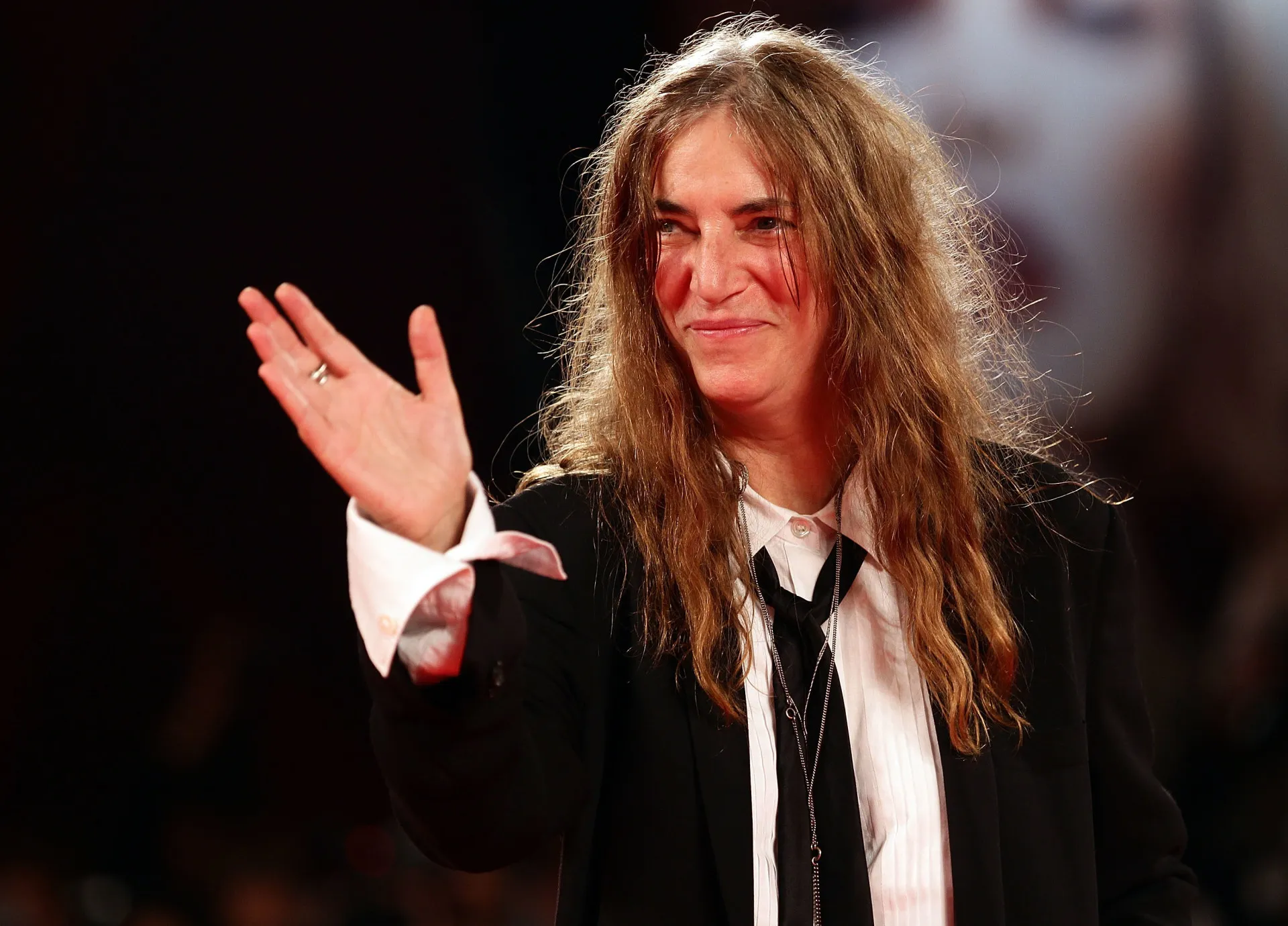 Patti Smith com seu visual andrógino e despojado, que se tornou um símbolo do movimento punk.