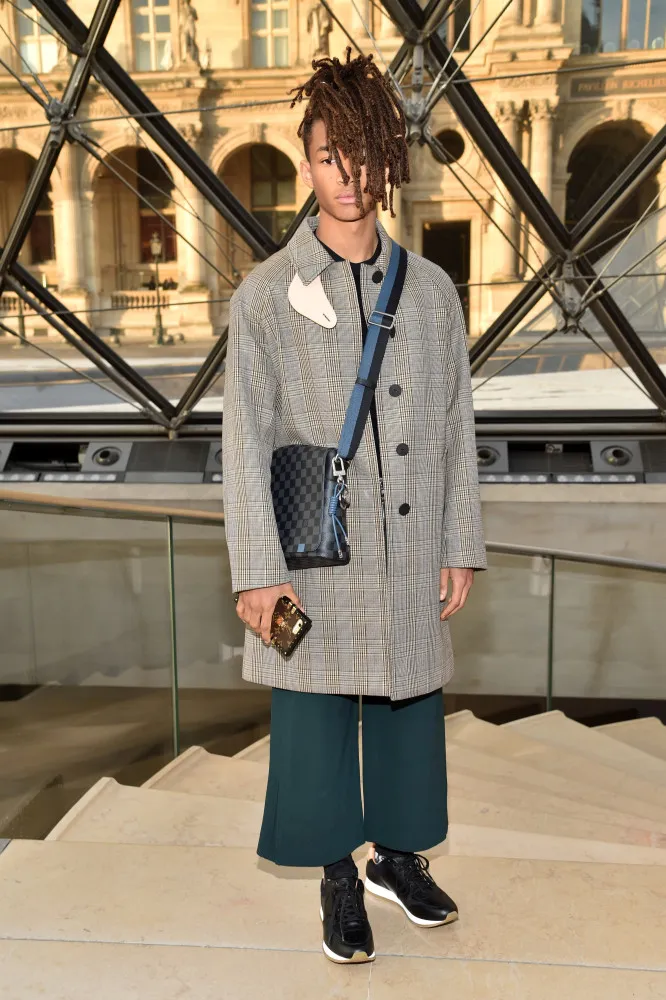 Jaden Smith em um evento de moda, vestindo saia sobre calças, um de seus looks que desafiam o gênero.