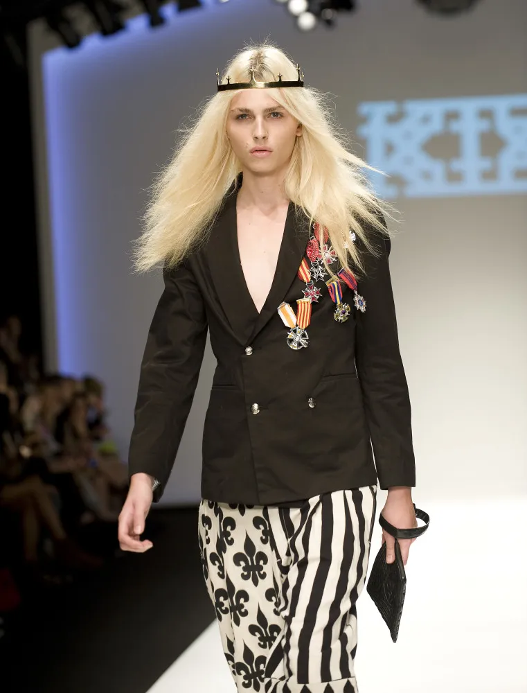 A modelo transgênero Andreja Pejic desfilando na passarela, um ícone da representatividade na moda.