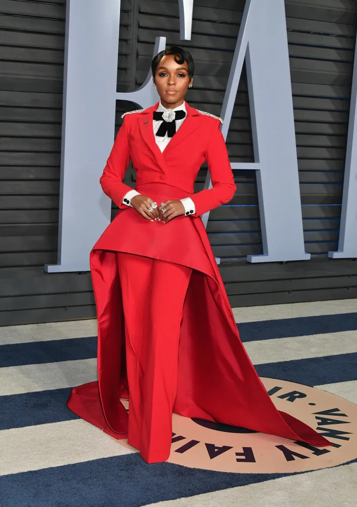 Janelle Monáe com um de seus looks em preto e branco, combinando elementos masculinos e femininos.