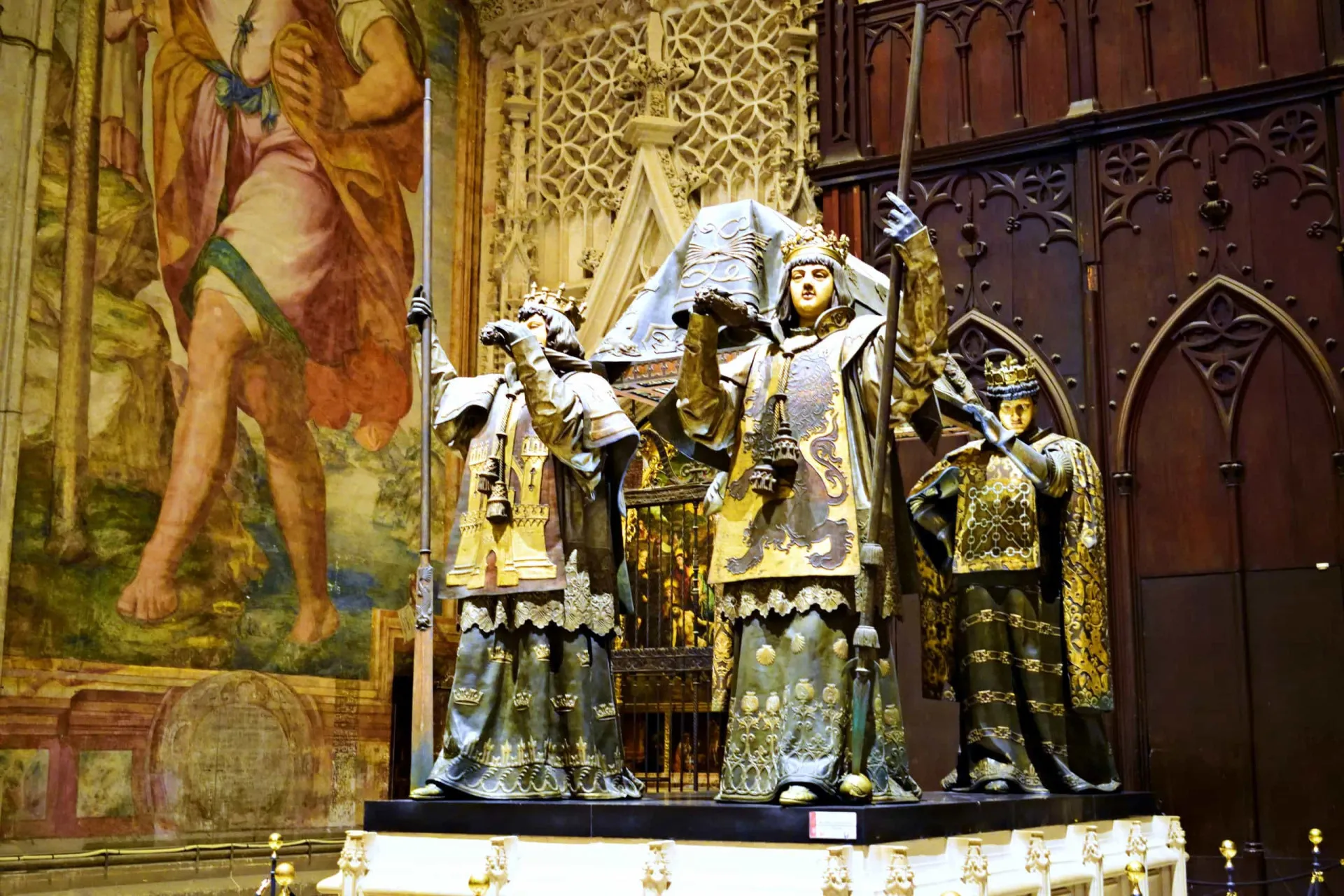 O suntuoso túmulo de Cristóvão Colombo na Catedral de Sevilha, Espanha.