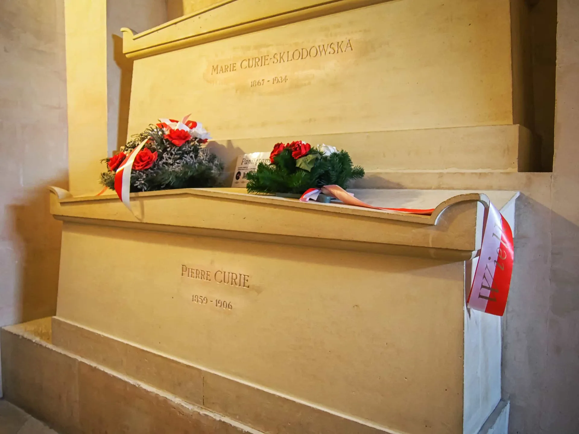 O túmulo de Marie e Pierre Curie no Panteão de Paris.