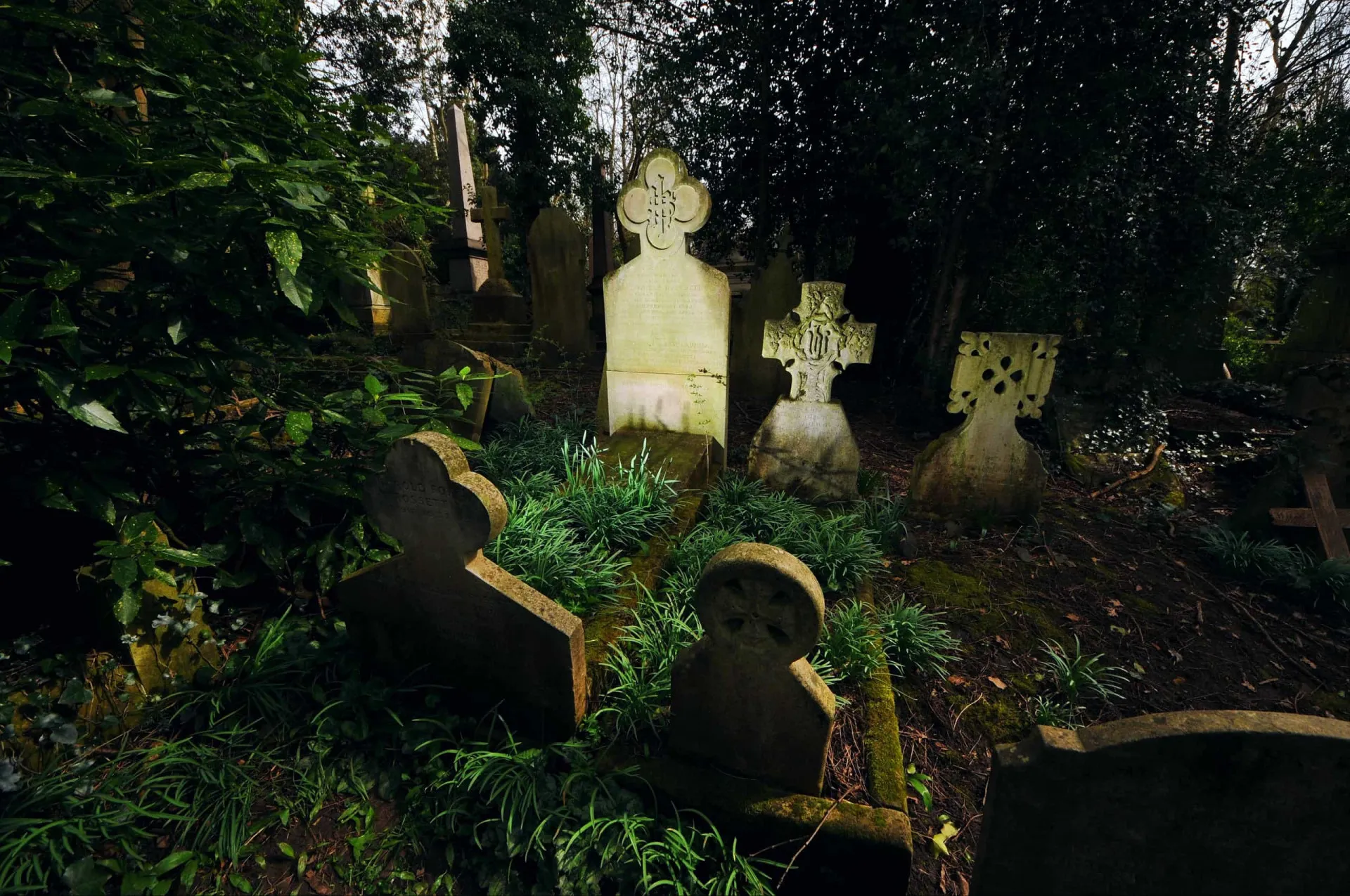 O túmulo da família Rossetti no Cemitério Highgate, em Londres.