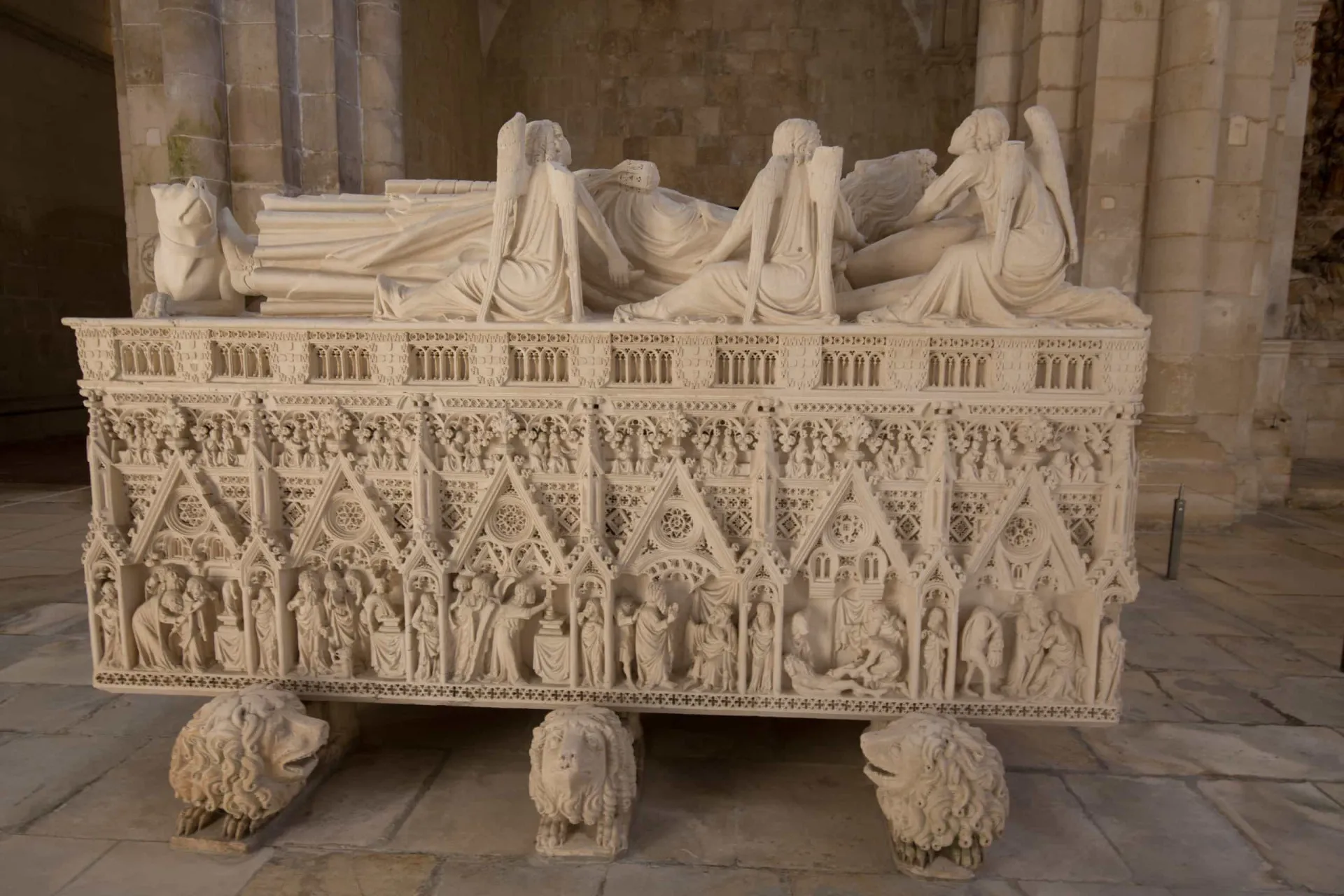 Os túmulos de Pedro e Inês no Mosteiro de Alcobaça, posicionados frente a frente.