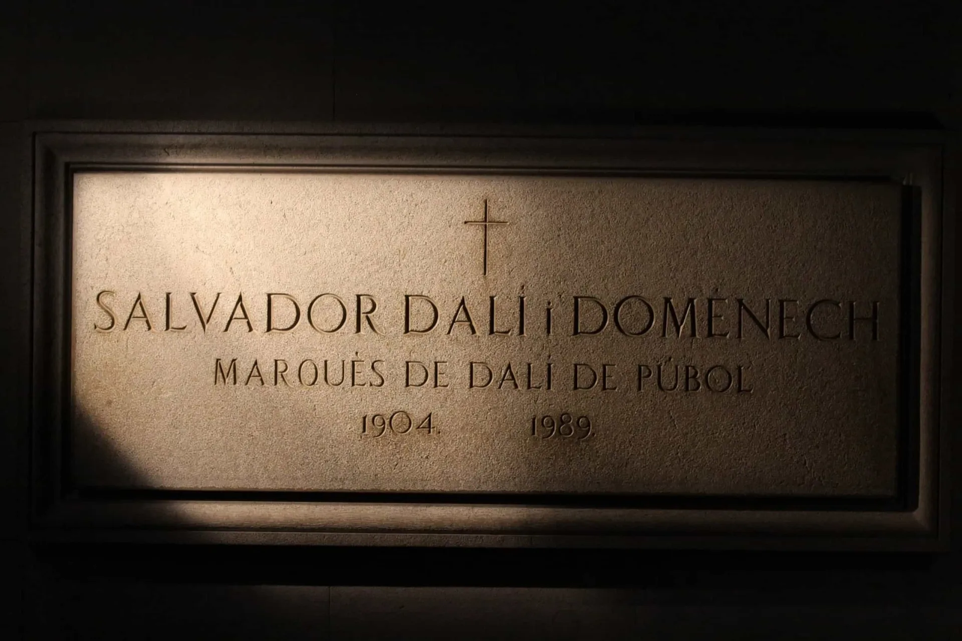 O túmulo de Salvador Dalí, localizado no seu Teatro-Museu em Figueres.