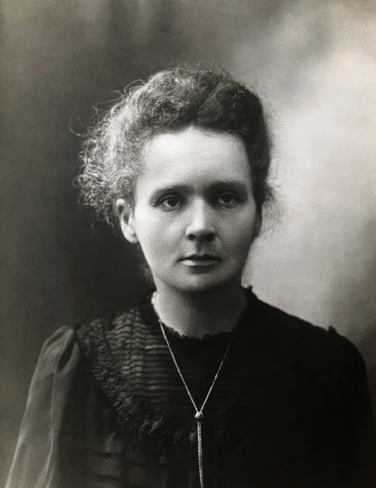 Marie Curie, a cientista polonesa naturalizada francesa, em seu laboratório.