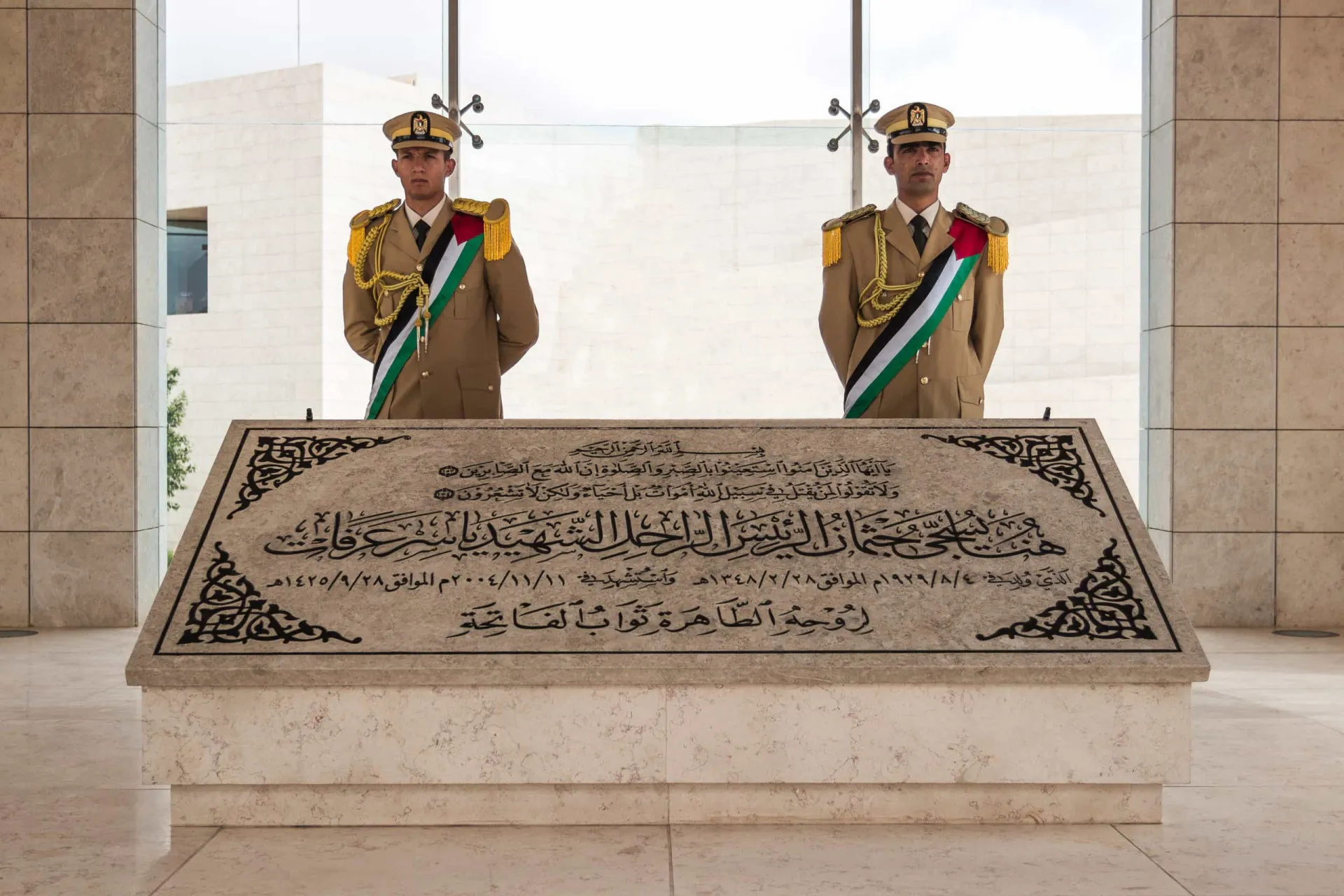 O túmulo de Yasser Arafat sendo preparado para a exumação.
