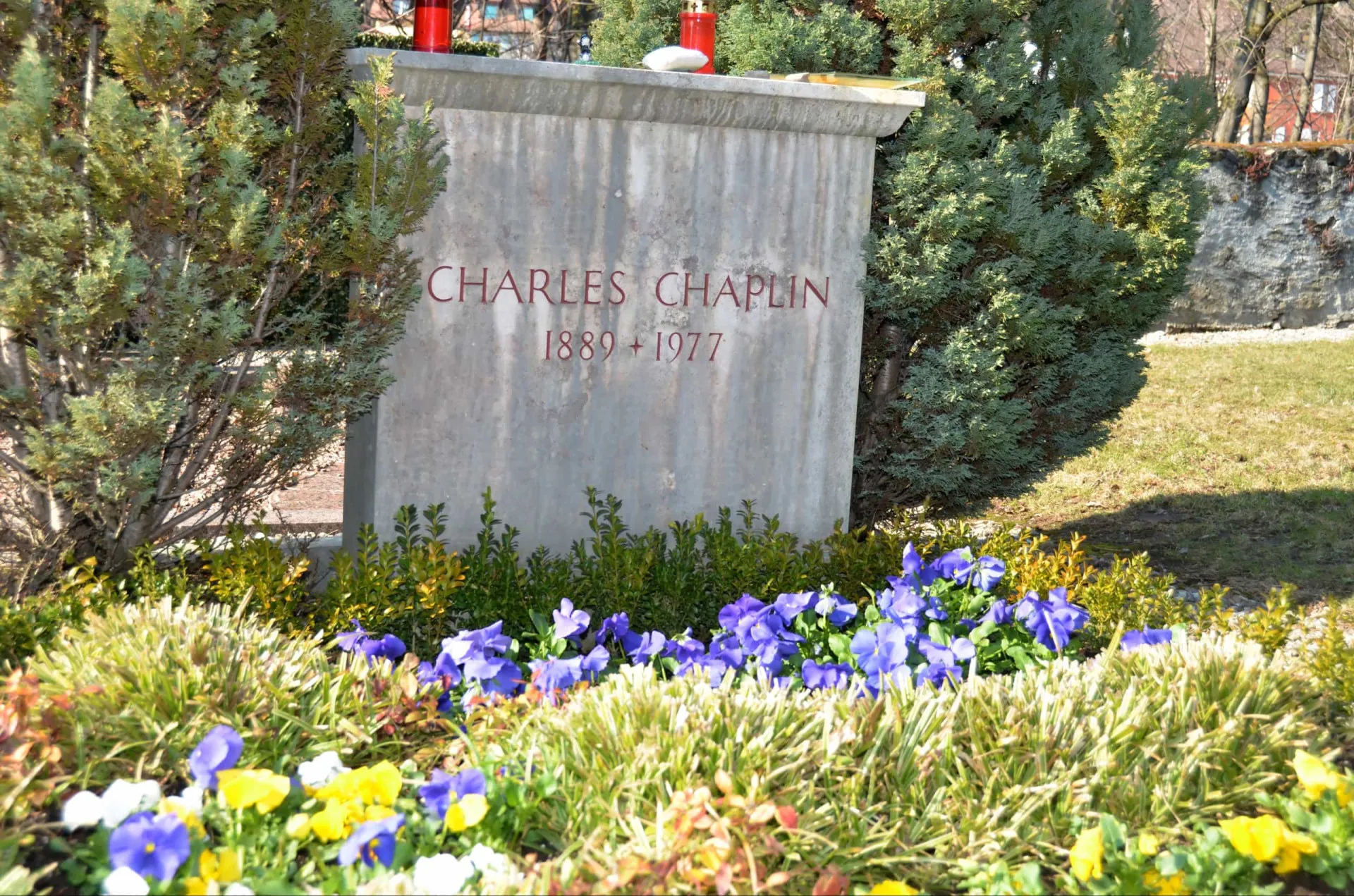 O túmulo de Charlie Chaplin e sua esposa Oona na Suíça.