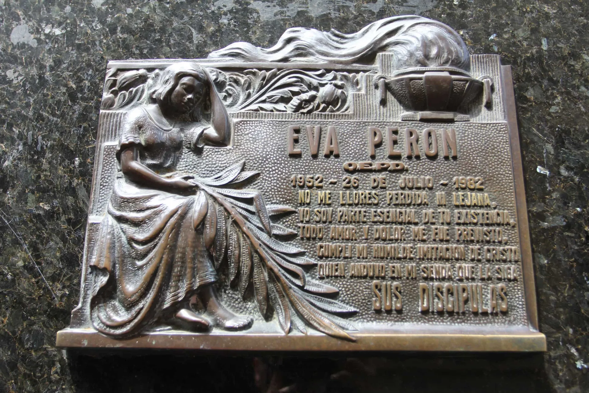 O túmulo da família Duarte no Cemitério La Recoleta, em Buenos Aires.