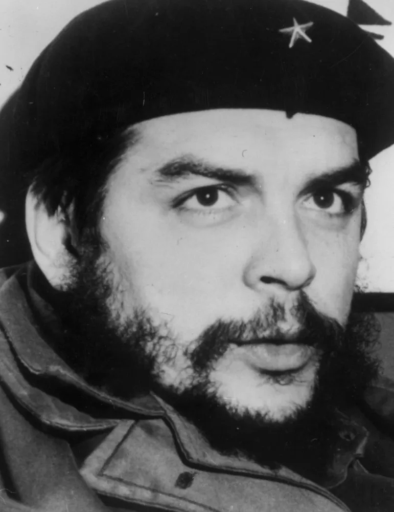Retrato icônico de Che Guevara, o líder guerrilheiro argentino.