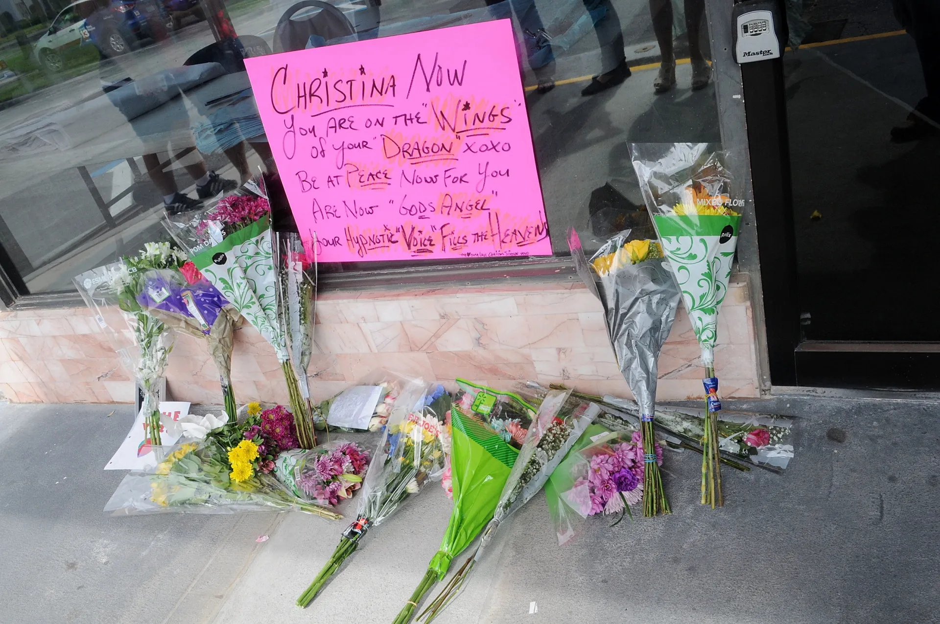 Um memorial com flores e fotos em homenagem a Christina Grimmie.