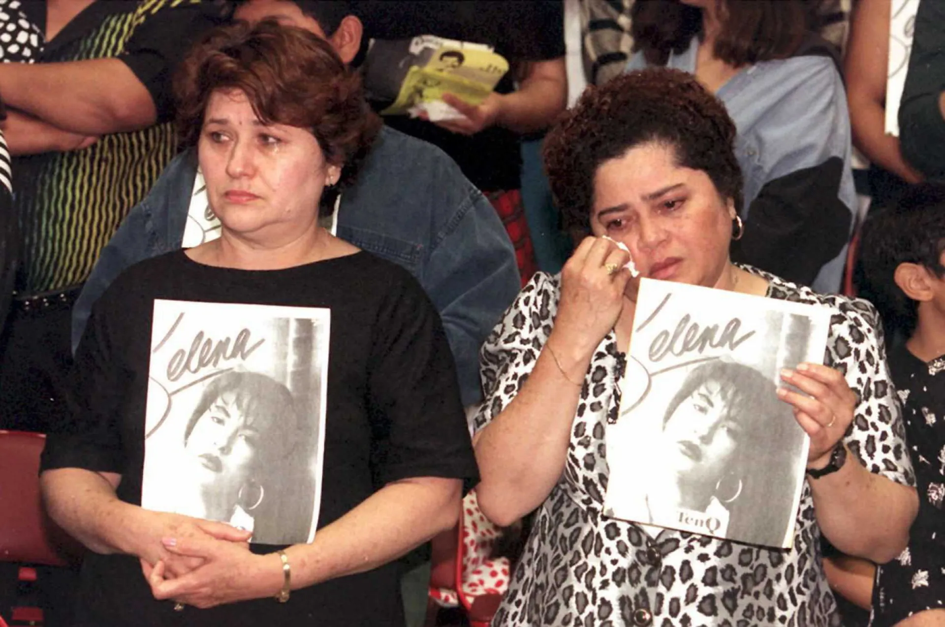 Selena em uma performance, vestindo um de seus icônicos figurinos.