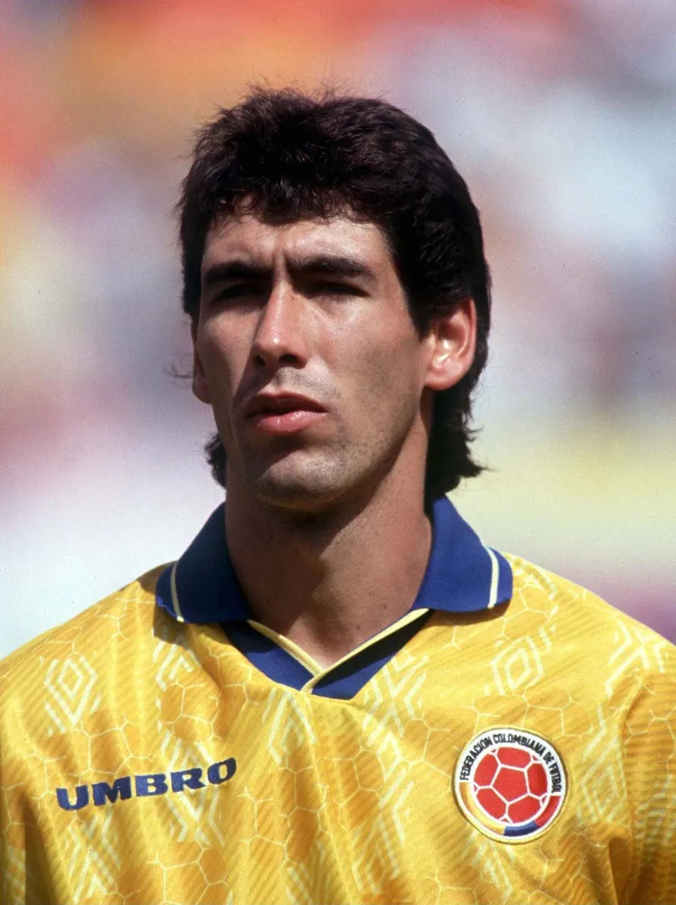 O jogador de futebol colombiano Andrés Escobar em campo.