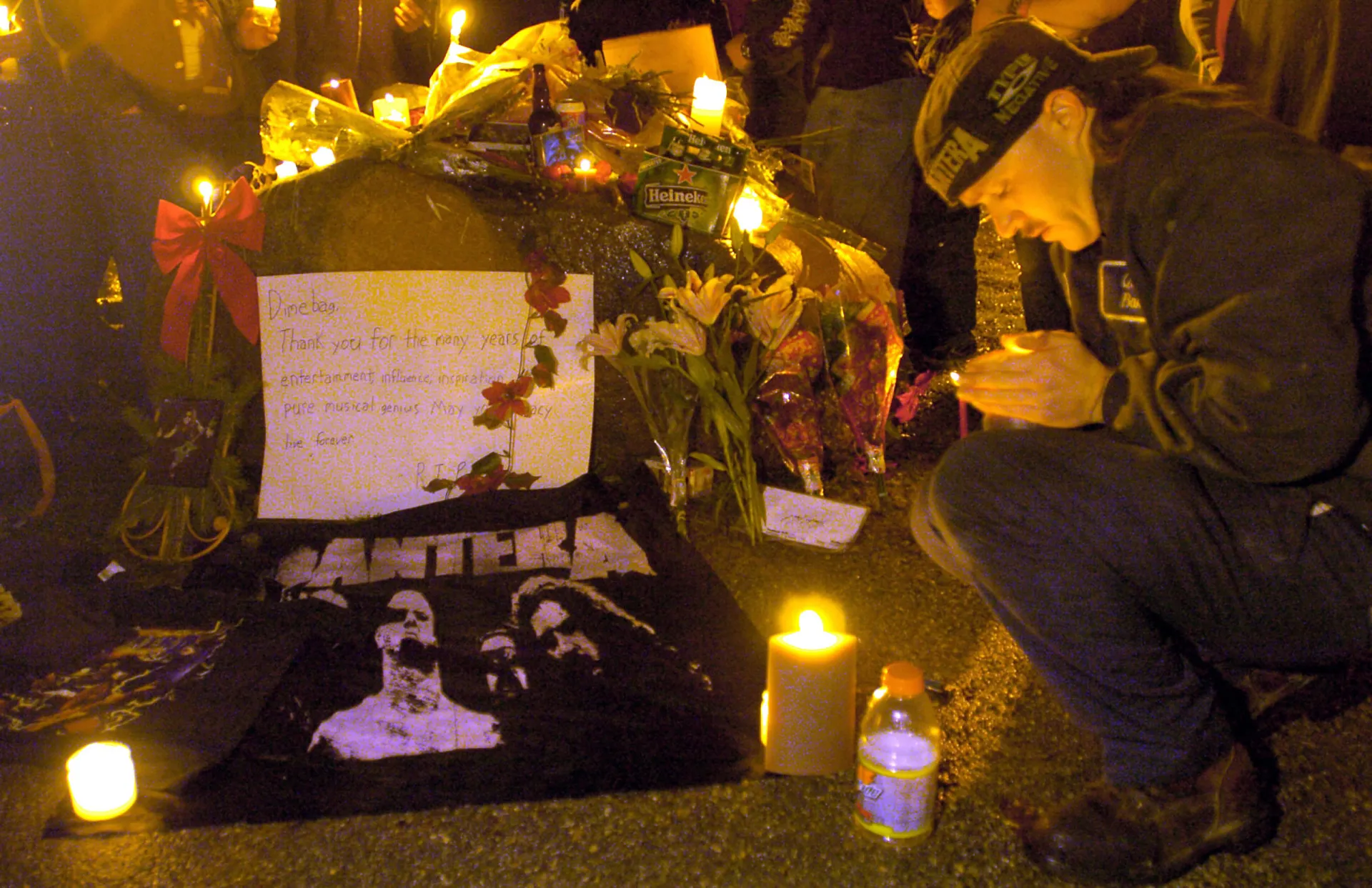 Um memorial para Dimebag Darrell com guitarras, flores e mensagens de fãs.