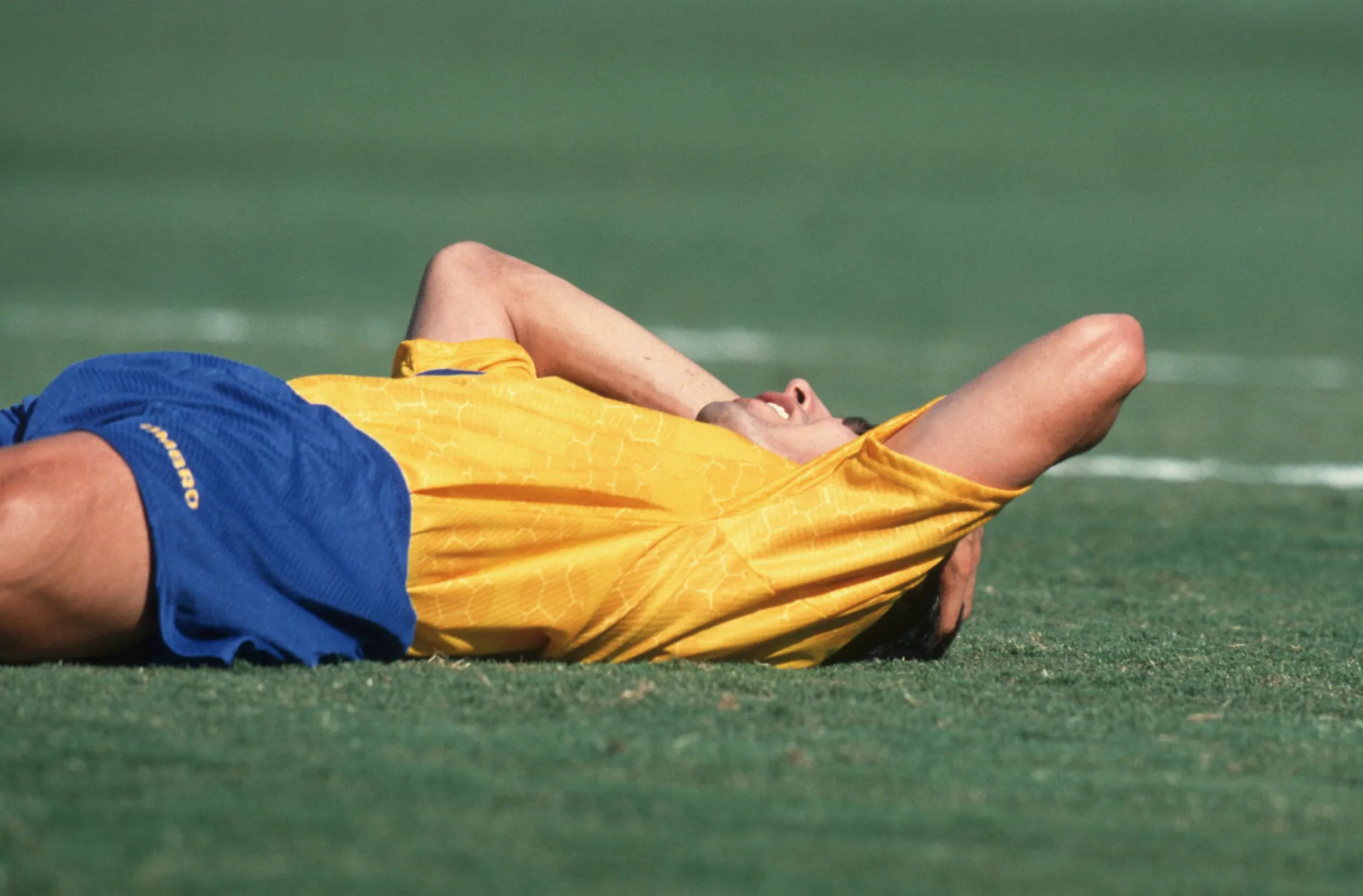 Andrés Escobar com a camisa da seleção da Colômbia durante um jogo.