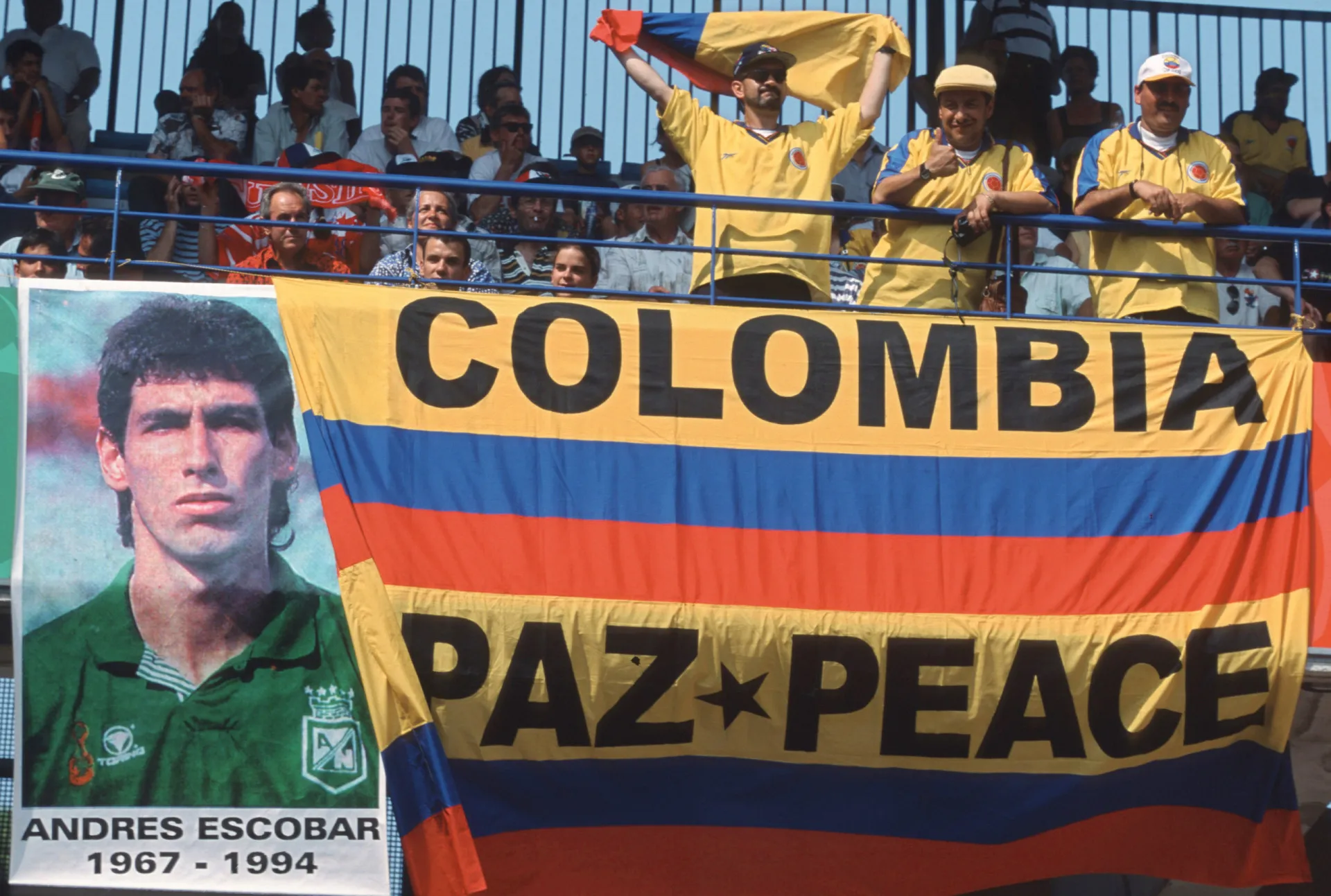 Uma homenagem a Andrés Escobar com sua foto e a bandeira da Colômbia.