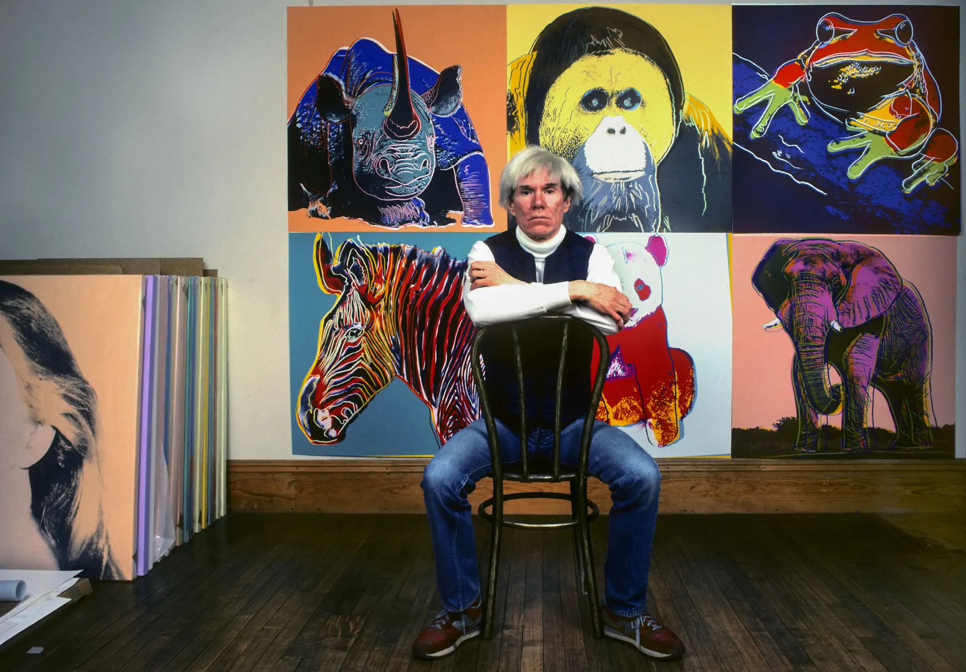 Andy Warhol com seus óculos escuros icônicos.