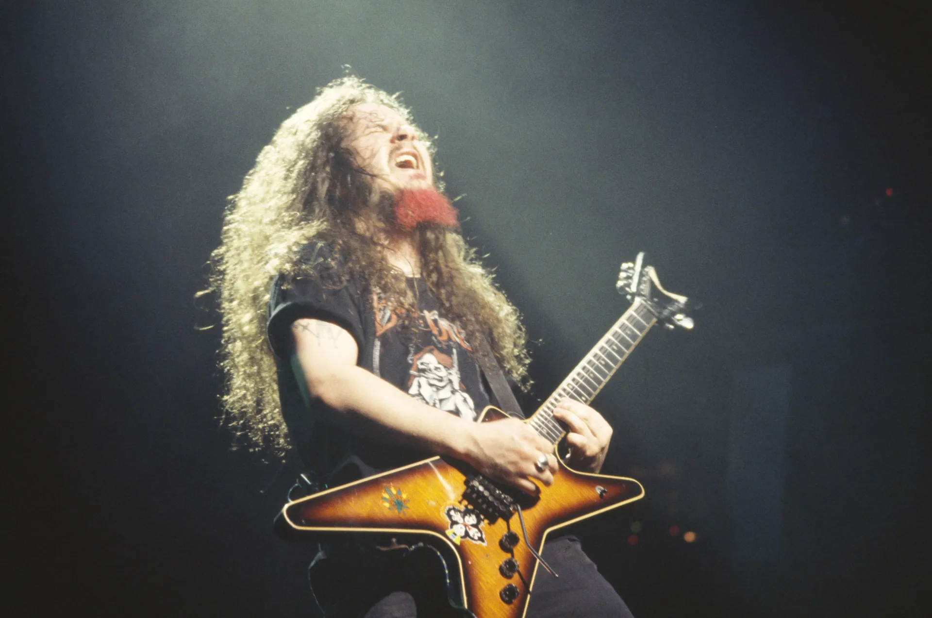 O guitarrista Dimebag Darrell tocando sua guitarra no palco.
