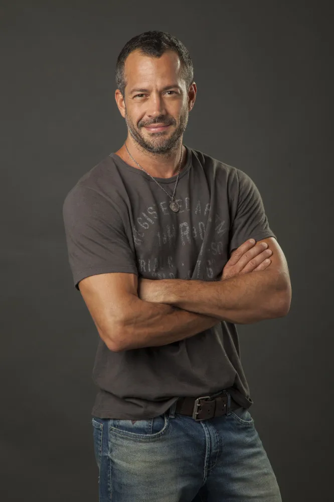 Malvino Salvador, conhecido galã de novelas, com um olhar sério.