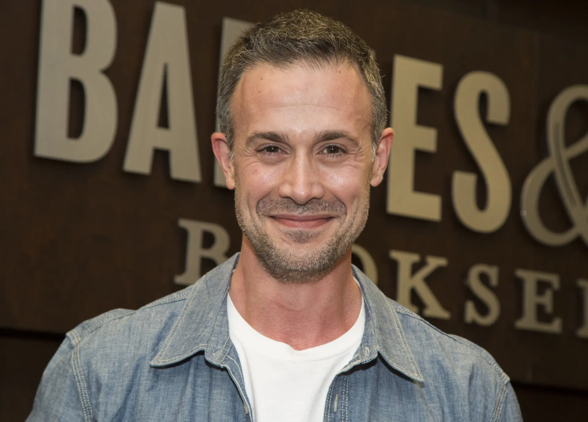O ator Freddie Prinze Jr., famoso nos anos 90, em um evento.
