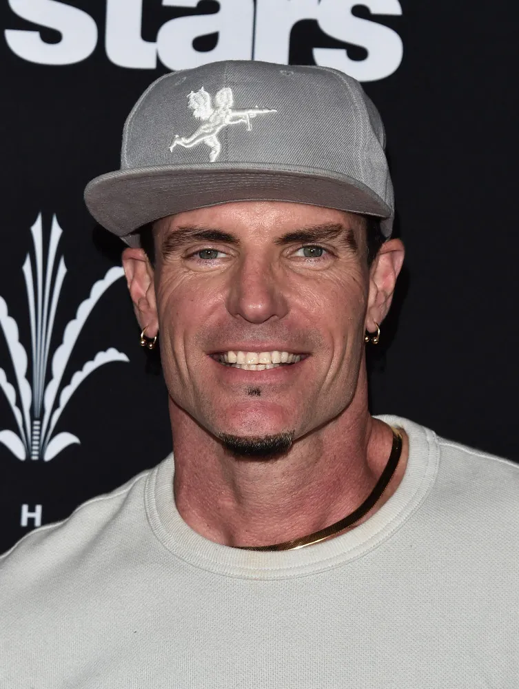 O rapper Vanilla Ice no palco, com seu estilo característico dos anos 90.