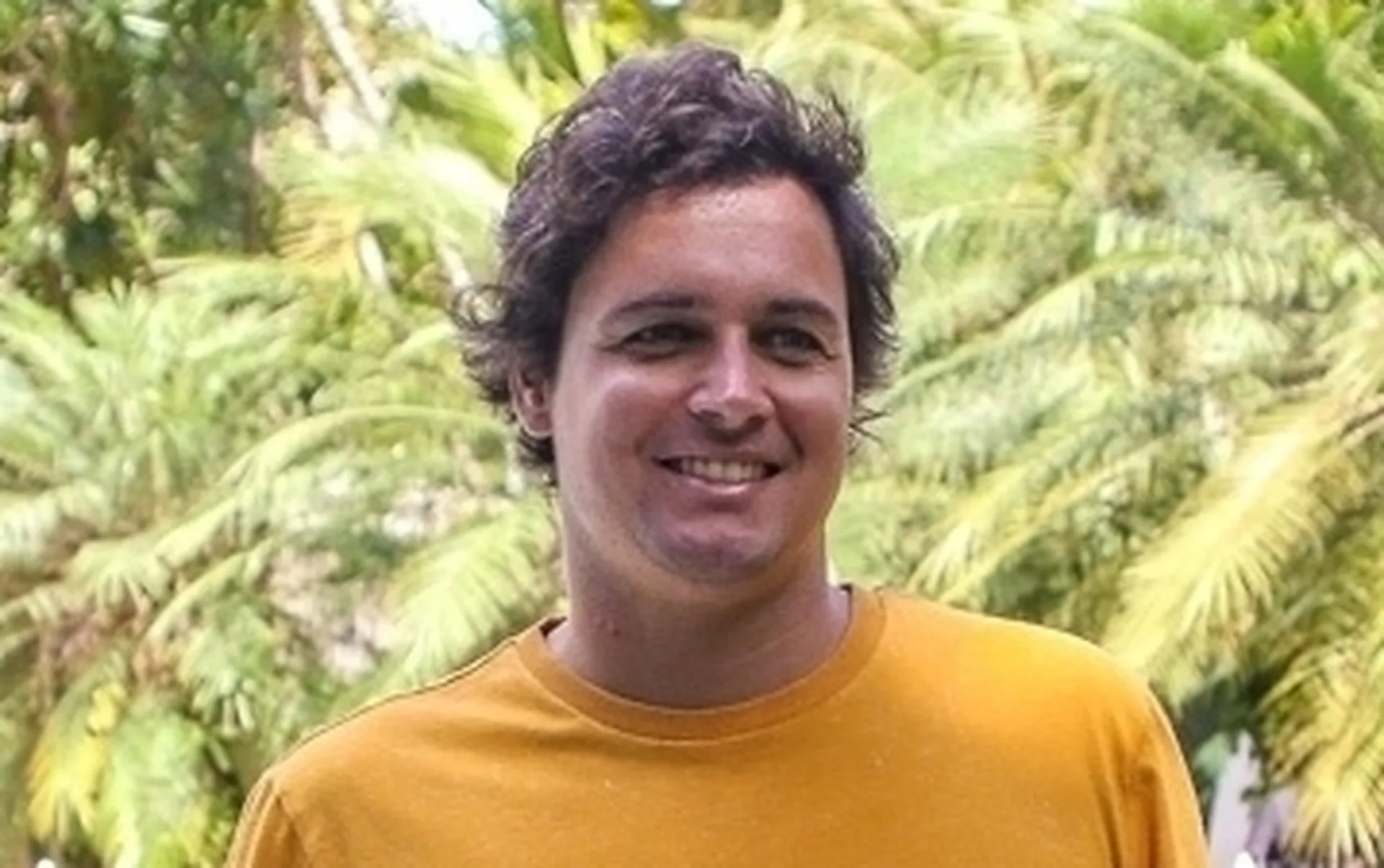 O cantor Felipe Dylon em uma apresentação musical recente.