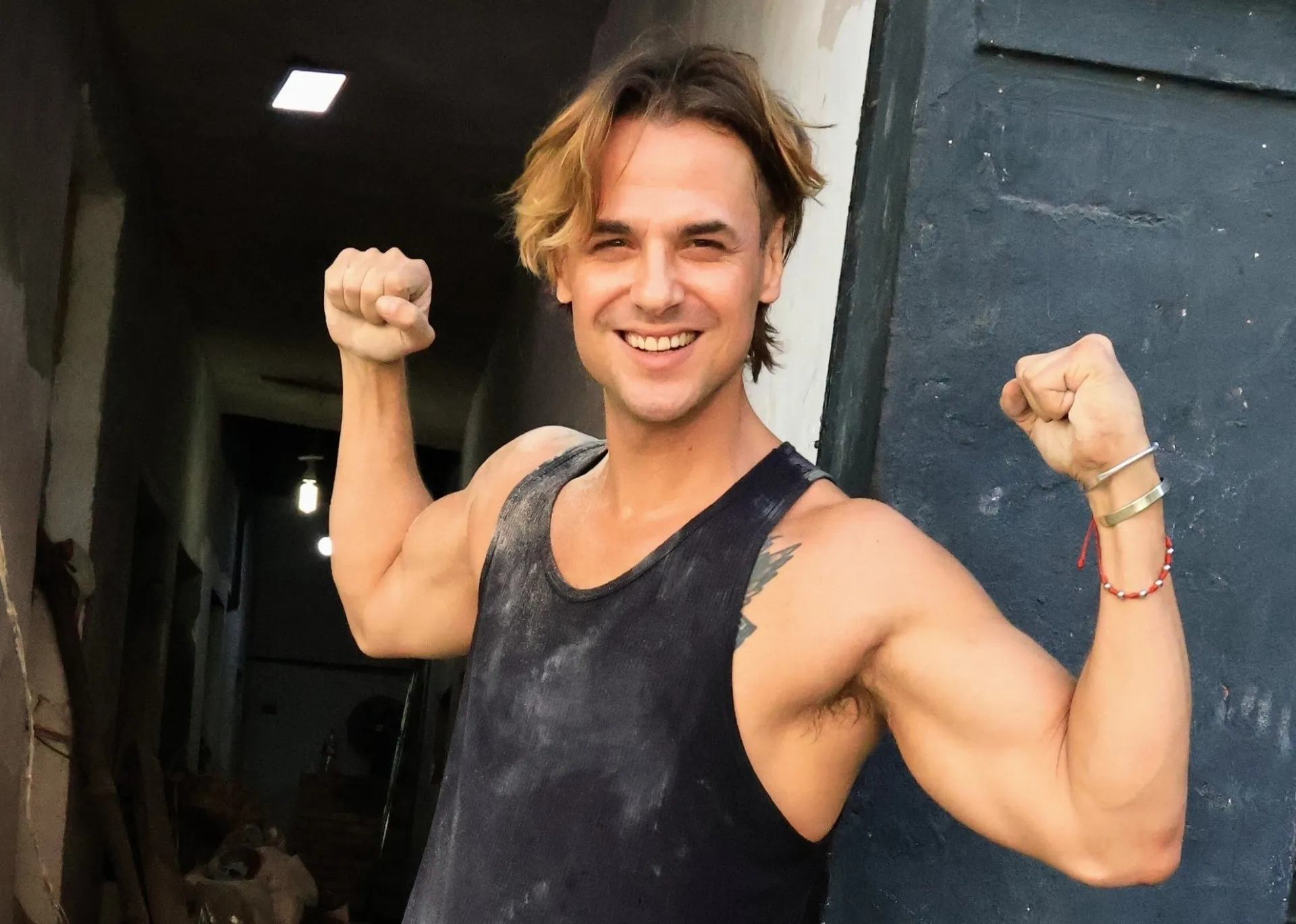 O ator Daniel Erthal vendendo bebidas em seu carrinho durante um evento no Rio de Janeiro.