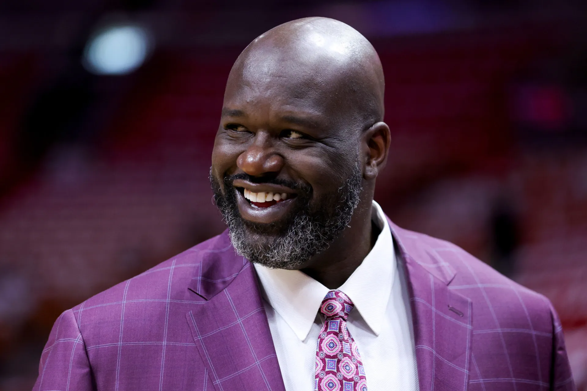 O ex-jogador de basquete Shaquille O'Neal usando fones de ouvido como DJ.