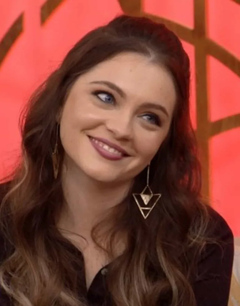 Cecília Dassi em uma foto mais recente, com um sorriso sereno.