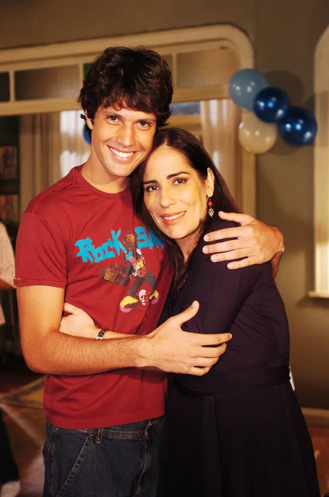 O ator Gustavo Leão em uma cena de novela da Globo.