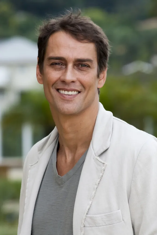 Marcello Antony em uma foto mais recente, com um visual elegante e maduro.