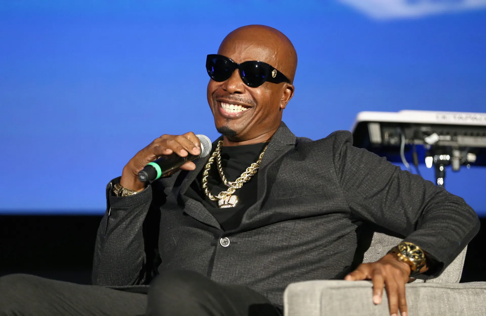 O rapper MC Hammer com suas icônicas calças largas no auge do sucesso.