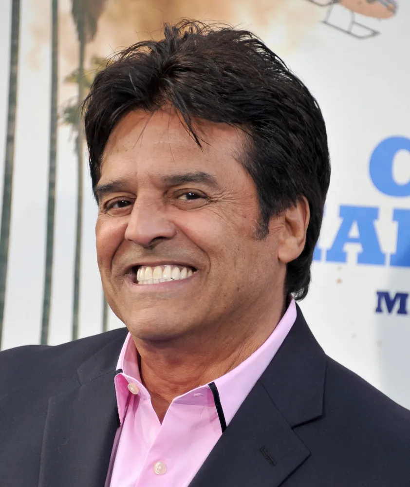 O ator Erik Estrada com o uniforme da patrulha rodoviária na série 'CHiPs'.