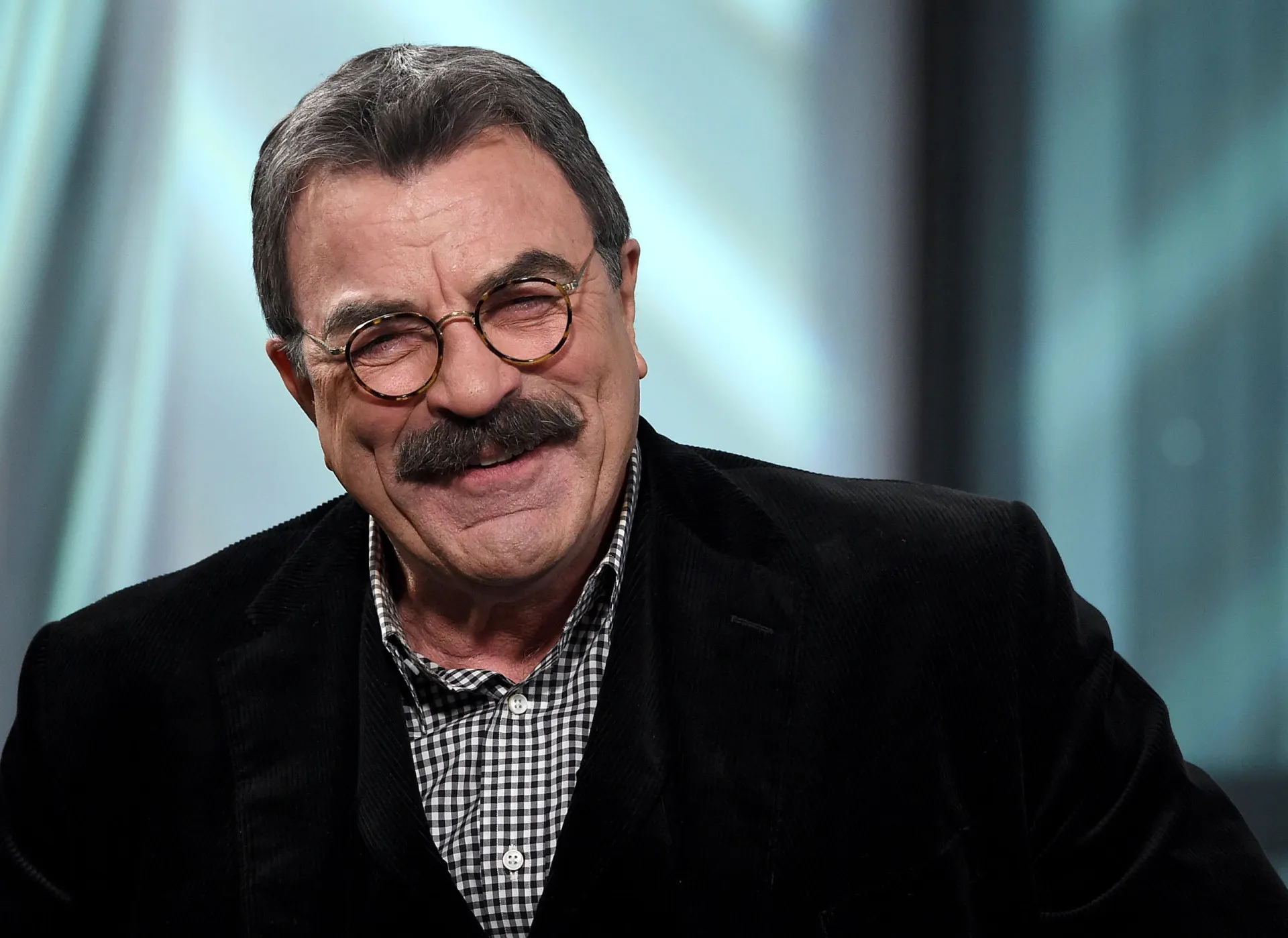 O ator Tom Selleck com seu famoso bigode, em um retrato clássico.